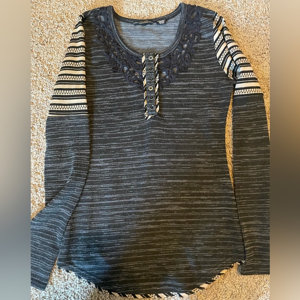 Miss Me Woman’s Long Sleeved Henley in SZ M in gently used condition